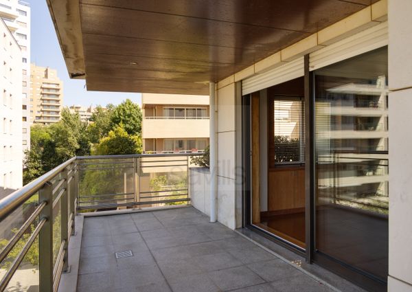 Apartamento T3+1 para arrendar em condomínio fechado na Foz