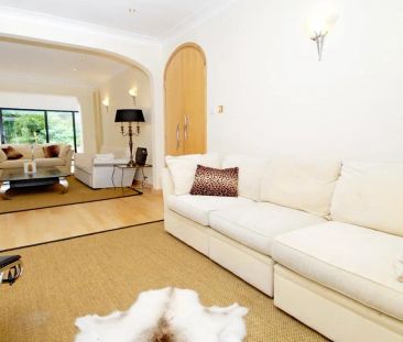 5 bedroom house in London - Photo 2