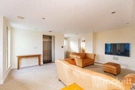 2 bedroom penthouse to rent - Photo 4