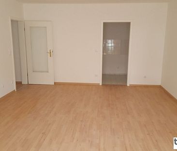 Geräumige 1-Zi-DG-Wohnung mit Einbauküche und neu gefliesten Bad in ruhiger und grüner Stadtrandlage. - Foto 4