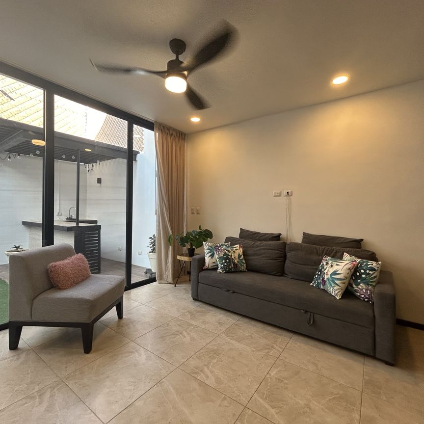 Townhouse de 3 recámaras, amueblado, en privada con paneles solares y amenidades. - Photo 1