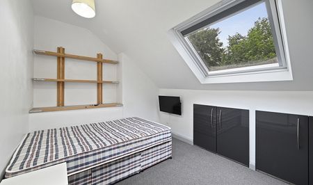 Modern Bills-Inclusive 4-Bed Student House - Photo 2