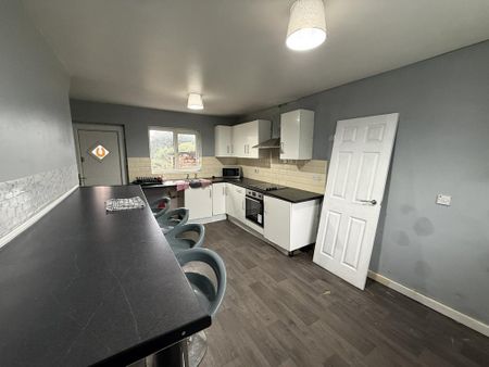 3 bedroom terraced house to rent - Photo 5