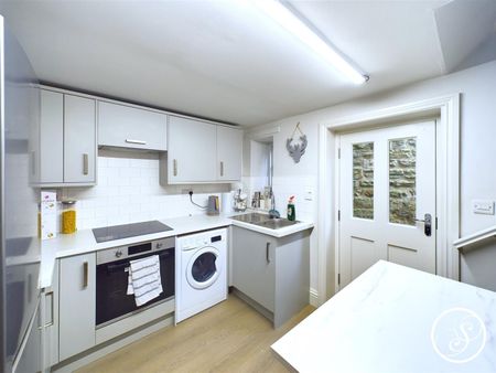 The Avenue, Harewood, Leeds LS17 - Photo 2