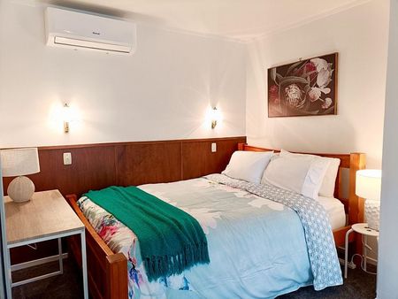 Super sunny & extremely convenient location - Photo 4