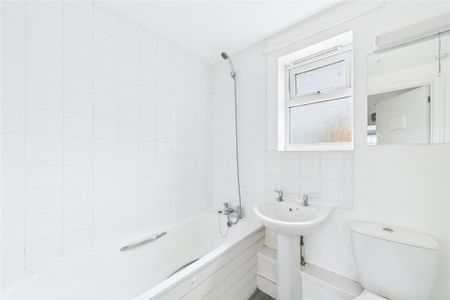 1 bedroom Flat in Dedworth Road, Windsor - Photo 4