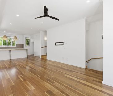 Stunning townhouse with its own private rooftop sanctuary & side ac... - Photo 1