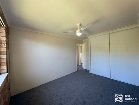 Renovated townhouse within walking distance to town - Photo 5