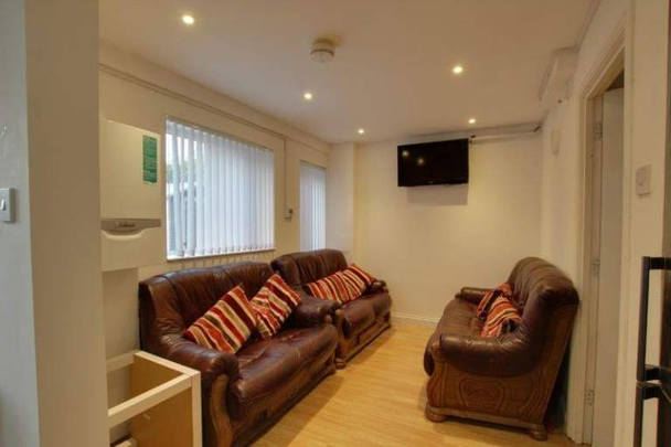 1 bedroom in a house share to rent - Photo 1
