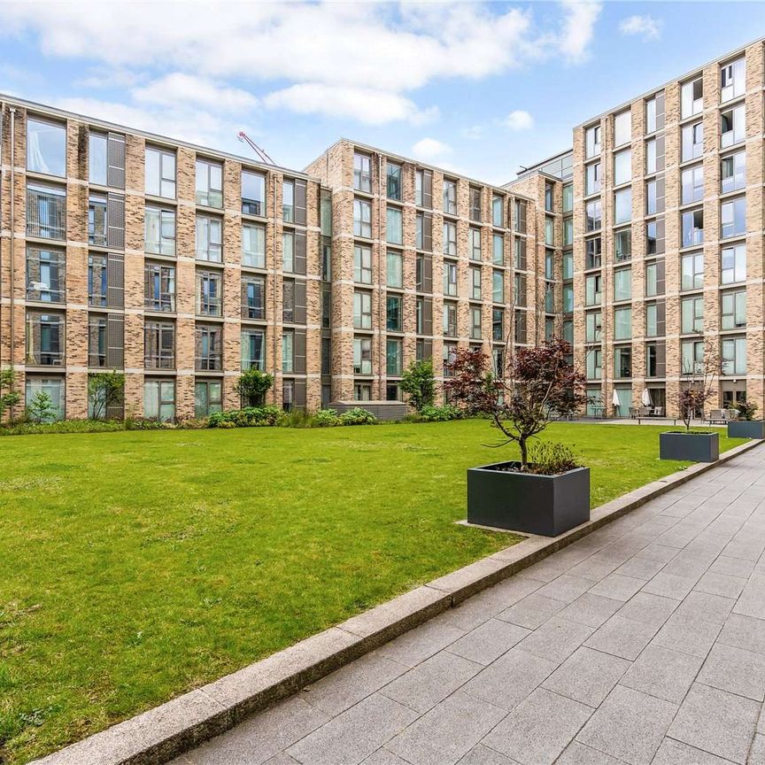 One double bedroom apartment in the highly desirable Burlington Square development. - Photo 1