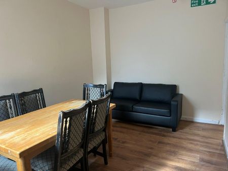 1 bedroom in a house share to rent - Photo 2