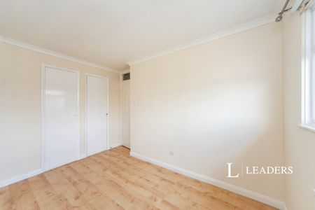 3 bedroom mid-terrace to rent Salters Way - LU6 1UG - Photo 5
