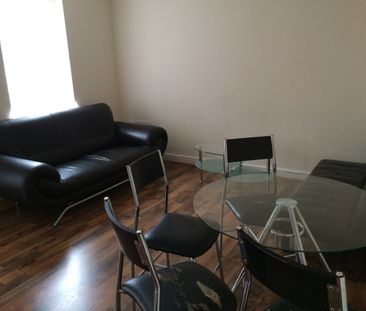 2 Bed Flat, Piper Way, IG1 - Photo 1