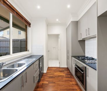 Spacious & Stylish Townhouse in Prime Glen Waverley Location - Photo 4