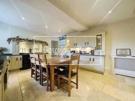 Farnham Town Centre - Photo 2