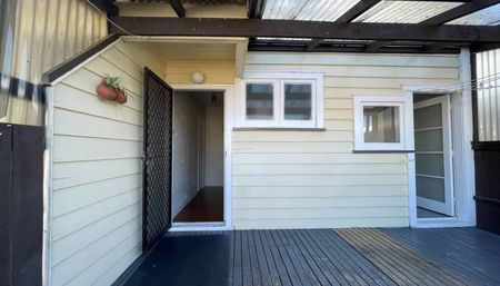 2 bedroom house (optional to rent a 2 bedroom sleepout) - Photo 5