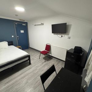 1 bedroom in a flat share to rent - Photo 2