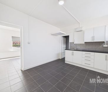 Heol Trenewydd, Caerau, Cardiff - Photo 4