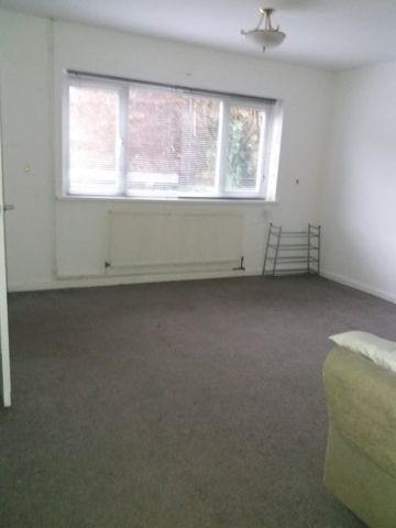 Room in a Shared House, Ballards Way, CR0 - Photo 3