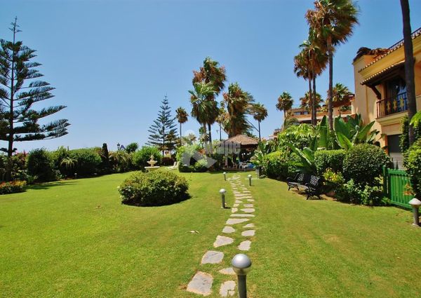 Stunning modern apartment with sea views in Puerto Banus