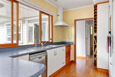 Large Family Home w/ Pool! - Photo 4