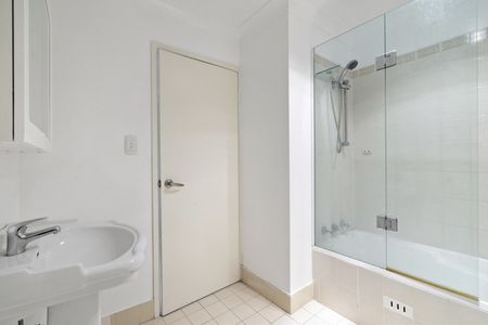 Neat 3 Bedroom Townhouse - Photo 4