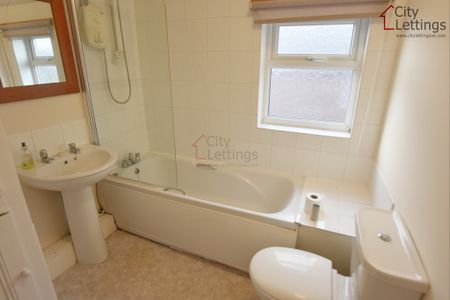 5 Bedroom Semi-Detached House - Photo 2