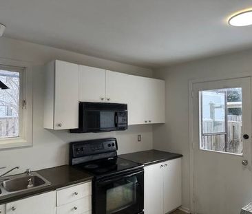 An end-unit townhouse 3+1 bedrooms in Beacon Hill North (Colonel By - Photo 1