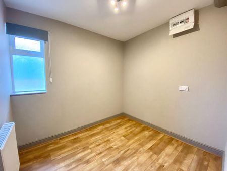 5 bedroom House To Let - Photo 4