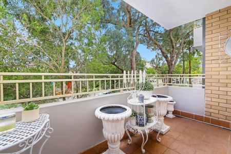 Two Bedroom Apartment In Convenient Location - Photo 3