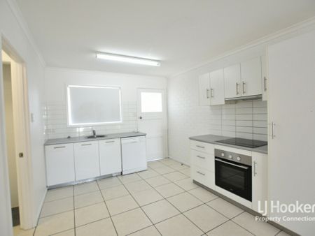 2 BEDROOM UNIT HANDY TO ALL AMENITIES!! - Photo 4
