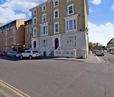 3 bedroom flat to rent - Photo 6