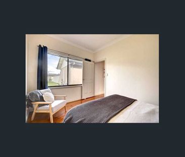 🏡 Charming on Ormond – Space, Style & Sunshine! 🌞 - Photo 5