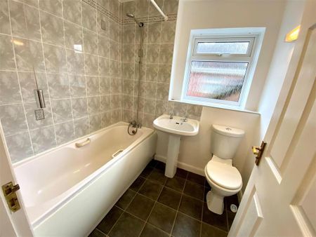 2 bedroom end of terrace house to rent - Photo 5