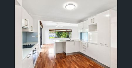 FAMILY LIVING IN A CONVENIENT LOCATION - Photo 4