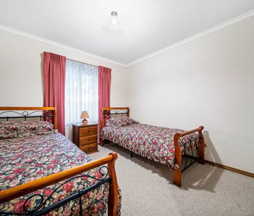 Neat Three Bedroom Home in Kangaroo Flat - Photo 6