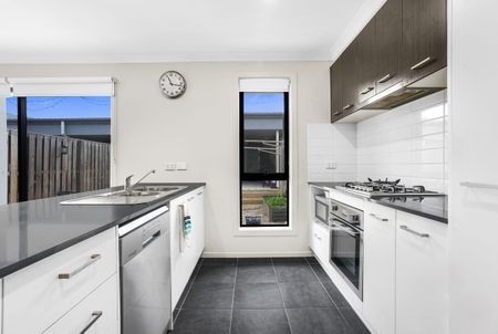Modern Family Home in Wollert - Photo 2