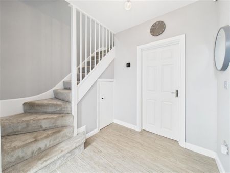 4 bedroom Detached house to rent - Photo 2