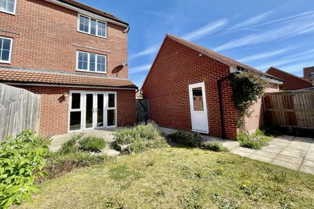 4 bedroom semi-detached house to rent - Photo 4