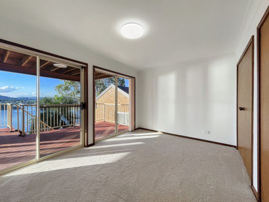 Large family living with water views - Photo 1