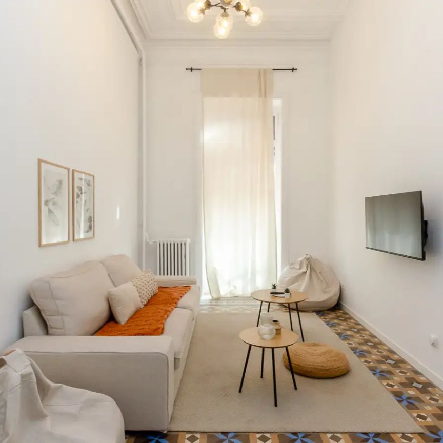 Room in a shared 10-bedroom apartment for rent in la Dreta de l'Eixample - Photo 1