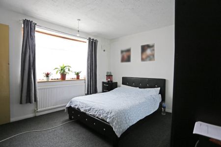 Price £1,950 pcm - Available 06/06/2026 - Part Furnished - Photo 4
