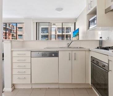 Spacious two bedroom apartment with floorboards - Photo 2