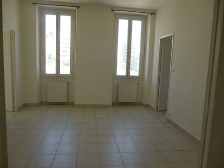 Appartement 3 pièces 58m2 MARSEILLE 6EME 738 euros - Photo 3