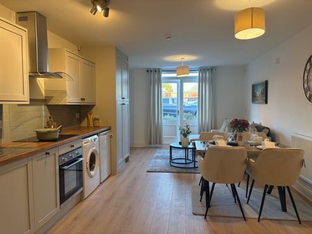 High Street - Photo 2