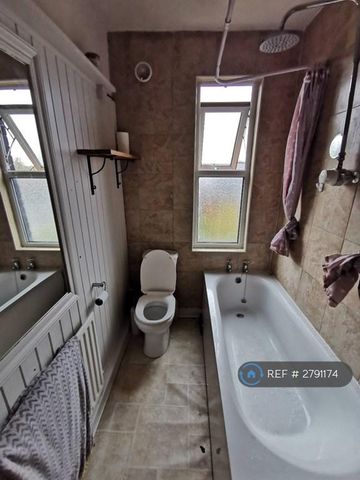 1 bedroom in a house share to rent - Photo 5