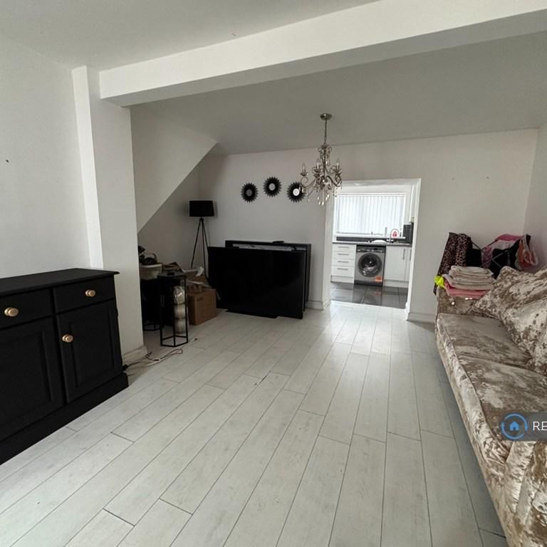 4 bedroom end of terrace house to rent - Photo 1