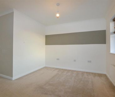 3 bedroom end of terrace house to rent - Photo 6