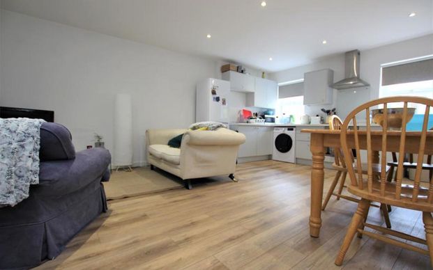Ocean are proud to presdent this large three double bedroom flat located on Warden Road in Bedminster and only a short walk into the City Centre. Set over one floor the property offers open plan kitchen/lounge, three large double bedrooms one with en-suite and another seperate bathroom. The property is perfect for a couple, family or three sharers. EPC - D - Photo 1