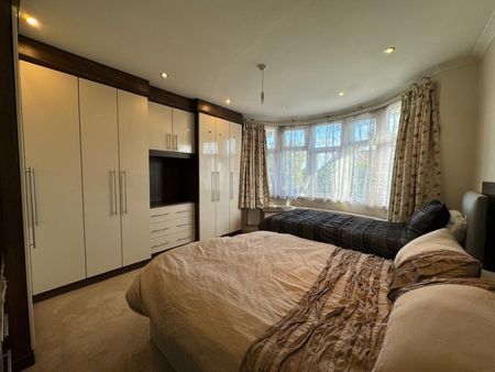 Fairfield Crescent, Edgware, HA8 - Photo 2